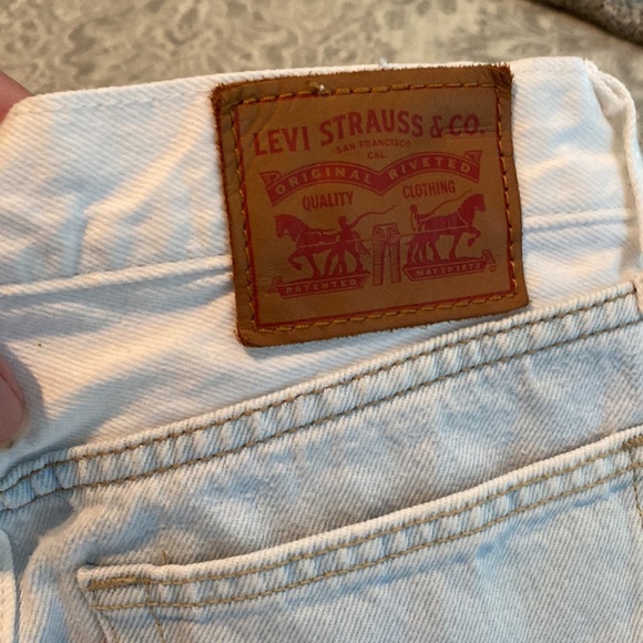 Denim duo shorts and skirt (Levi)  with frayed bottoms. - Picture 8 of 8